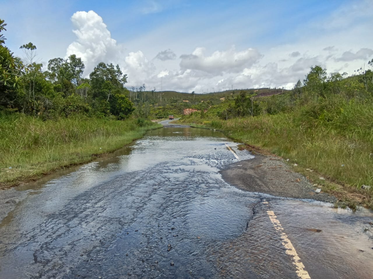 Miris keadaan jalan lintas Natal Via Batang Toru  Tergenang Banjir Dan Berlobang Di Tengah Nya,